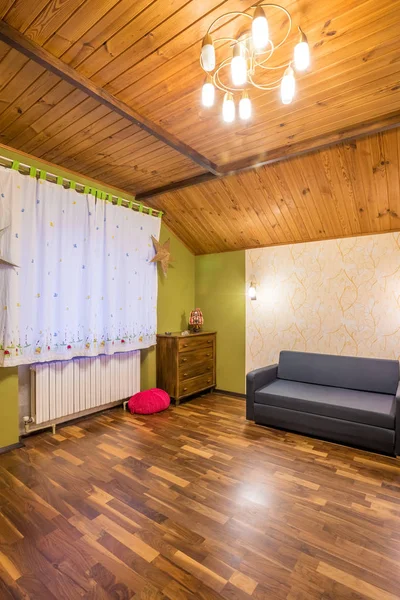 Habitaciones con sofá azul, ventana, cómoda, suelo de madera —  Fotos de Stock