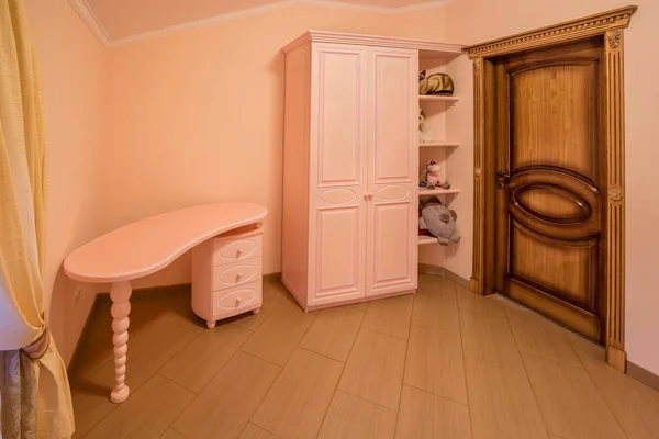 Modern yatak odasında dekorasyon ve mobilya — Stok fotoğraf