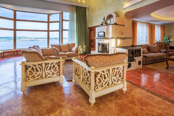 Oturma odasında lüks yeni ev