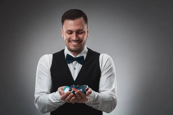 Чоловік тримає покерні фішки. покеру — стокове фото