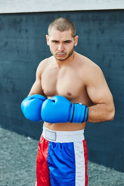Boxershort und Handschuhe üben auf der Straße — Stockfoto