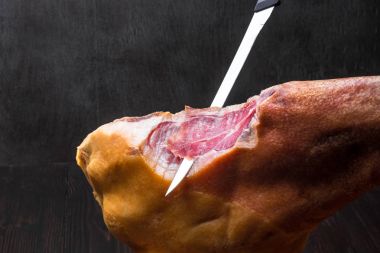 Jamon. Jamon serrano. Geleneksel İspanyolca jambon siyah yakın çekim.