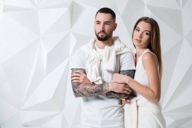 şık çift stüdyoda poz.