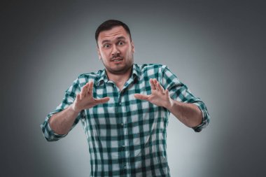 Yeşil tişörtlü olan yakışıklı adam dur diyor