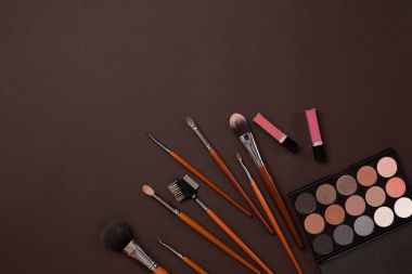 Bayan kozmetik kahverengi bir arka plan üzerinde modern kadın ayarla..