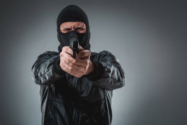 hırsız veya terörist silahıyla ateş siyah maske.