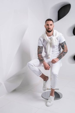 Pantolon ve Beyaz tişört giyen yakışıklı adam