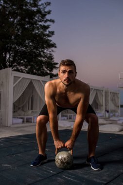 kaslı adam ağırlık itibariyle açık çalışma