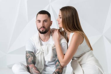 şık çift stüdyoda poz.