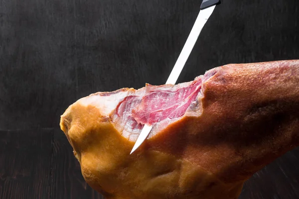 Jamon. Jamon serrano. Geleneksel İspanyolca jambon siyah yakın çekim.