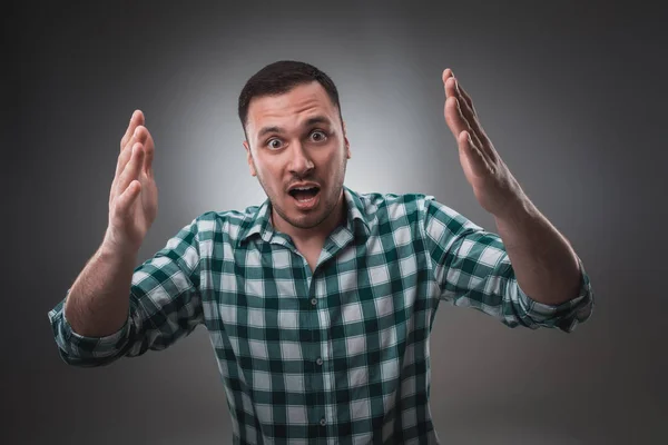 Retrato de homem sobre fundo cinza. Homem mostrando emoções diferentes . — Fotografia de Stock