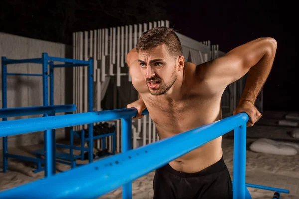 Fuerte joven atleta se dedica en el campo de deportes . —  Fotos de Stock