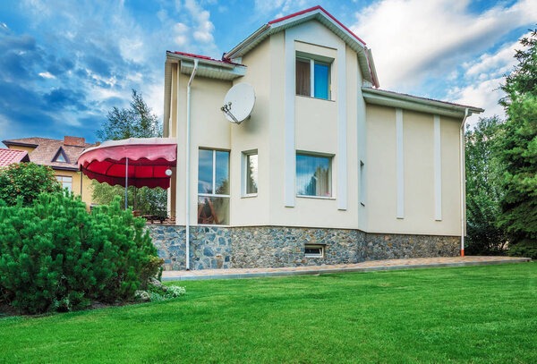 Beautiful house with a lawn.