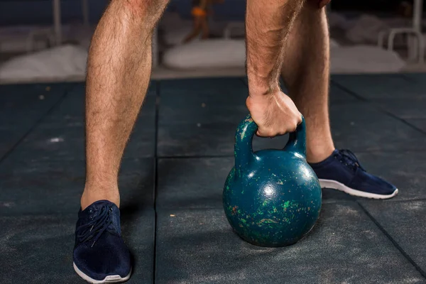 kaslı adam ağırlık itibariyle açık çalışma