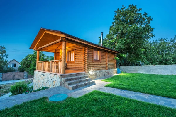 Bir çim güzel ahşap ev.