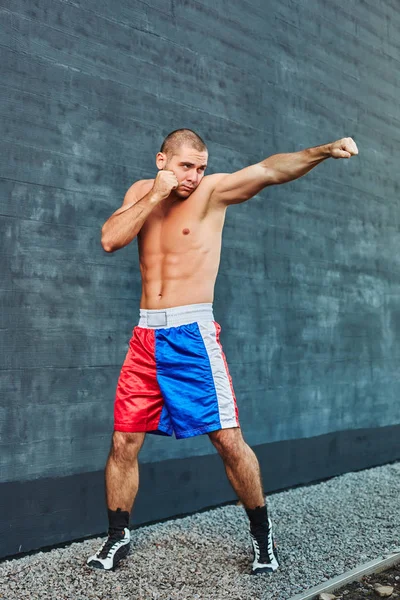 Boxershort trainiert draußen — Stockfoto