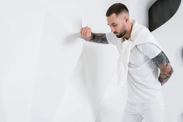 Hombre guapo con pantalones y camiseta blanca — Foto de Stock