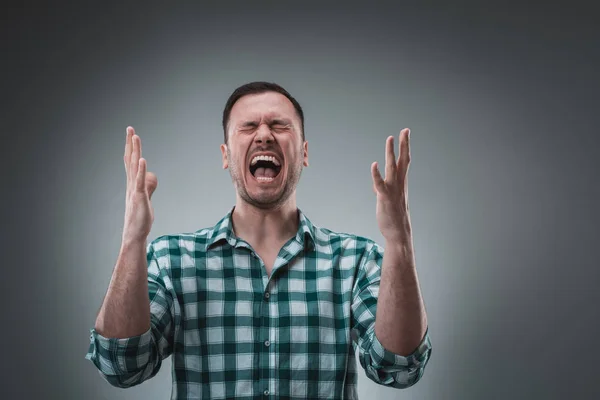 Porträt des Menschen auf grauem Hintergrund. Mann zeigt andere Emotionen. — Stockfoto