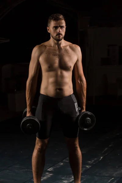 Muscular culturista guapo hombre haciendo ejercicios en el gimnasio al aire libre torso desnudo — Foto de Stock