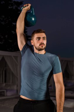 kaslı adam ağırlık itibariyle açık çalışma