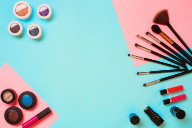 Kozmetik mavi zemin üzerine profesyonel makyaj için dizi en iyi görüntüyü