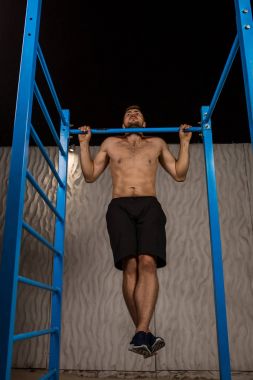 Güçlü genç atlet spor alanında çalışmaktadır.