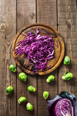 kayrak ve ahşap karşı en iyi arka plan üzerine dilimlenmiş