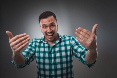 Neşeli adam gülüyor ve kameraya büyük bir sırıtma ile seyir.