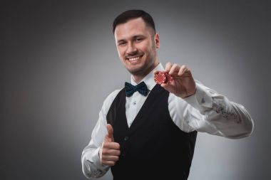 Gömlek ve yelek genç adam poker fişleri, atış studio gösterir