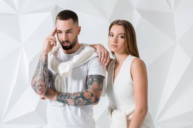 Genç çift beyaz arka plan üzerinde rahat giyim