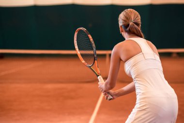 Kapalı kortta tenis oyuncusu arkasında üzerinden görüntülemek
