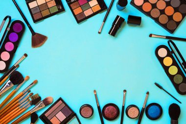 Kozmetik mavi zemin üzerine profesyonel makyaj için dizi en iyi görüntüyü