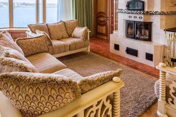 Oturma odasında lüks yeni ev