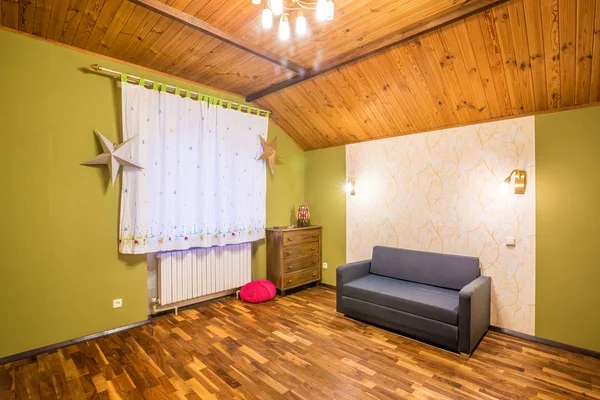 Pokoje z niebieska sofa, okno, komoda, podłoga drewniana — Zdjęcie stockowe
