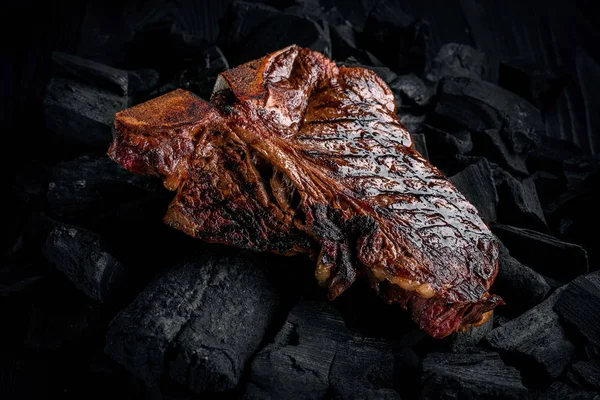 Grilování chutné nabídky marinovaný t-bone steak na uhlí. — Stock fotografie