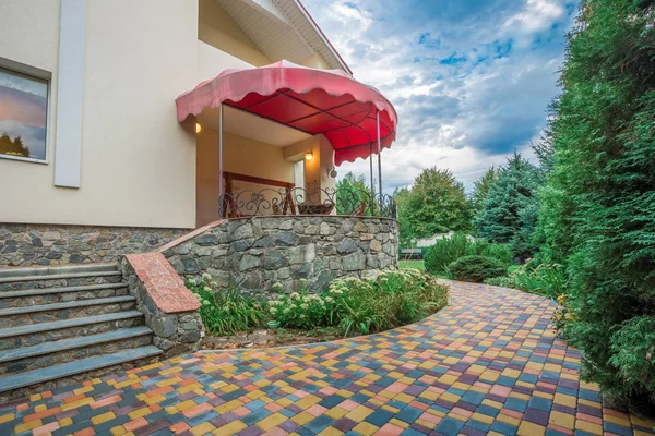 Horizontal view of single-family home with patio — Stock Photo, Image