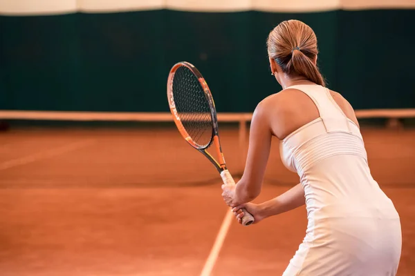 Vue de dos sur une joueuse de tennis sur un court intérieur — Photo