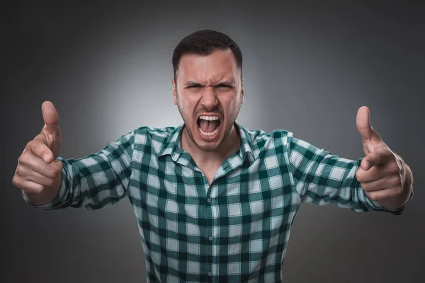 Porträt des Menschen auf grauem Hintergrund. Mann zeigt andere Emotionen. — Stockfoto