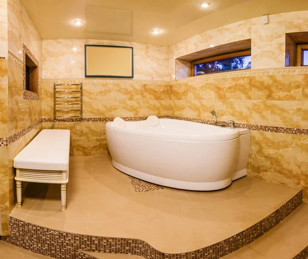 Современный дом, ванная комната с мраморной плиткой и джакузи — стоковое фото