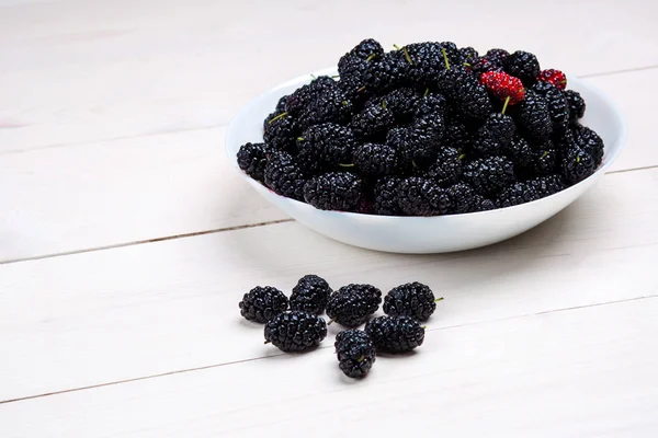 Mulberry in white plate, top view — Stock Photo, Image