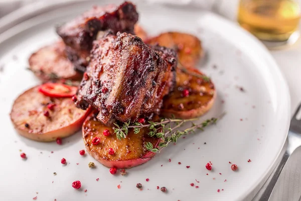 Sıcak et yemekleri. Biber ve elma ile Domuz kaburga ızgara