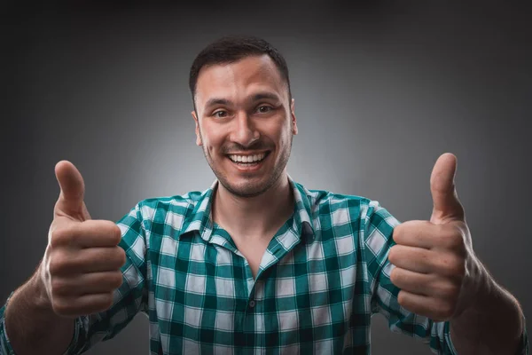 Retrato de homem feliz animado mostrando sinal de polegar para cima e sorrindo — Fotografia de Stock