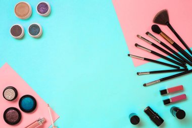 Bayan kozmetik mavi bir arka plan üzerinde modern kadın ayarla..