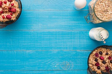 Yulaf ezmesi ve kase çilek ve süt Kupası ile kahvaltı. Metin için yer. Üstten Görünüm