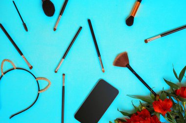 Mavi arka plan üzerinde çeşitli fırçaları