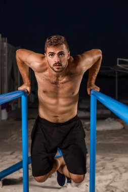 Güçlü genç atlet spor alanında çalışmaktadır.