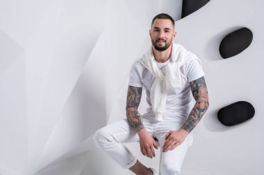 Pantolon ve Beyaz tişört giyen yakışıklı adam