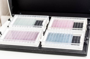 Kimyasal örnek şişe. Santrifüj. Bir test tüpüne şişe analiz için ayarlar.