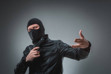 Soyguncu bir silahla vurdu stüdyo