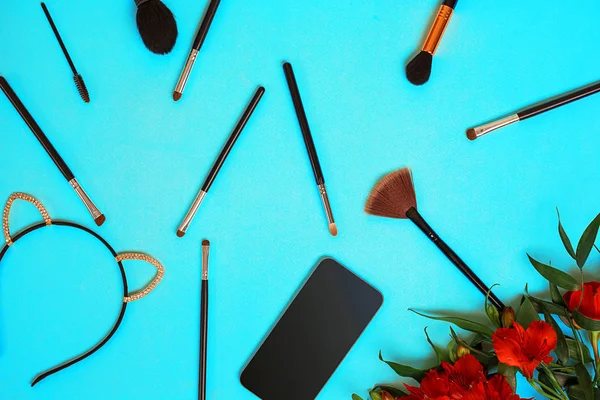 Mavi arka plan üzerinde çeşitli fırçaları